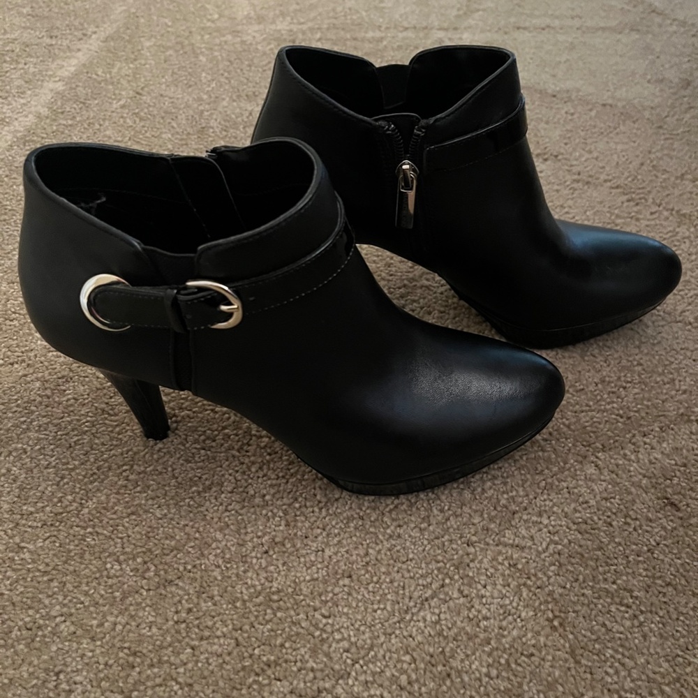 Bandolino Size 7 Black Booties